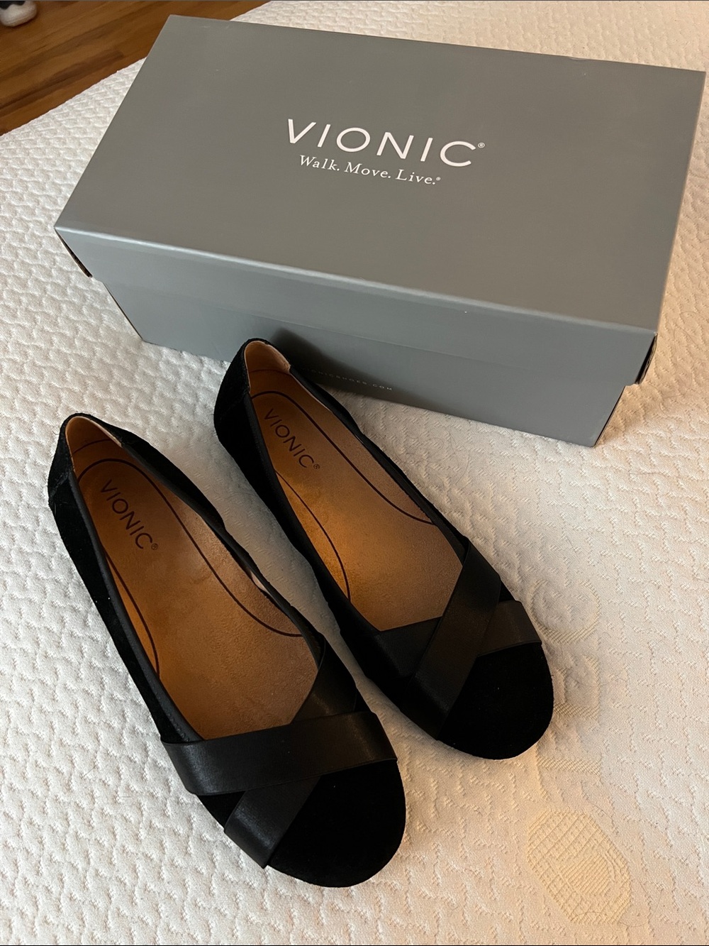 Vionic Black Cross-Strap flat - Picture 3 of 7